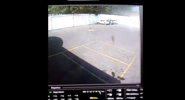 Captura del monitor de la cámara de seguridad que captó a un supuesto fantasma