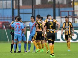 El campo de juego no soportó tanta lluvia El campo de juego no soportó tanta lluvia
