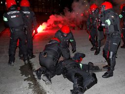 La imagen del agente que yace en el suelo completamente desvanecido