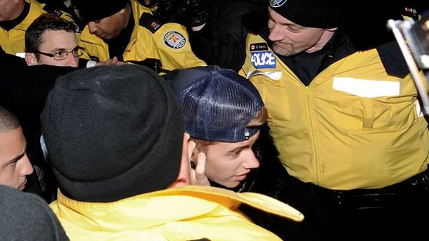 Otra vez sopa: Justin Bieber y su padre fumaron marihuana en un avión