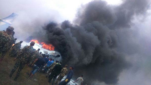 Tragedia en Nepal: un avión se estrelló cuando aterrizaba y habría víctimas fatales