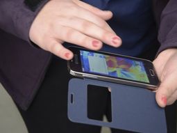 vendio un celular trucho y clienta estafada la quiso atropellar