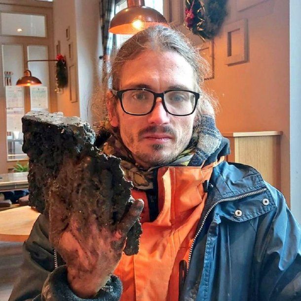 Alemania: activista se pegó al asfalto y le quedó una mano de piedra