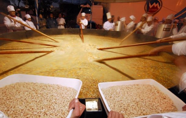 Prepararon el locro más grande del mundo en Villa María
