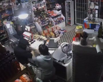 Violento asalto en un negocio de Pergamino: destruyen la vidriera y se llevan todo