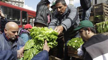 el verdurazo: la gente se amontono por acelga y verdeo gratis el verdurazo: la gente se amontono por acelga y verdeo gratis