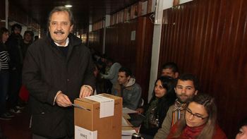 alfonsin contra massa: el frente renovador es noventista alfonsin contra massa: el frente renovador es noventista