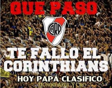 Los hinchas de Boca se ríen con afiches de River