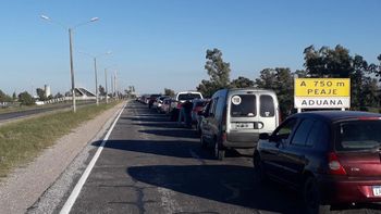 Las filas de autos de uruguayos hacia Argentina llegaron a ser ed hasta 7 kilómetros cerca del mediodia del sábado. Las filas de autos de uruguayos hacia Argentina llegaron a ser ed hasta 7 kilómetros cerca del mediodia del sábado.