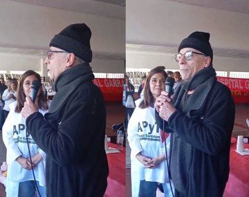 Gerardo Romano, apoyando al Hospital Garrahan.