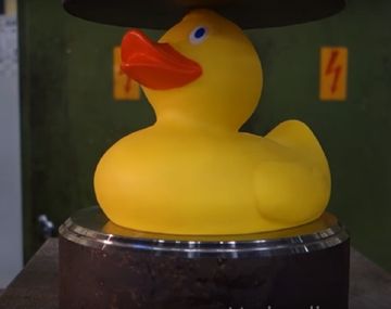El patito amarillo resiste en la prensa hidráulica