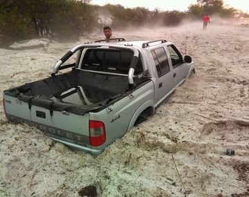 Una camioneta quedó casi sepultada por el granizo