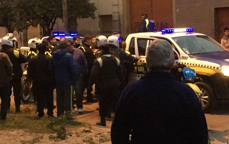 Se escondió de los ladrones, logró llamar al 911 y salvó a toda su familia