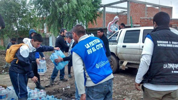 Voluntarios de todo el país se movilizaron para ayudar a los inundados