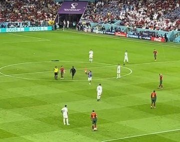 Mundial de Qatar 2022: un hincha se metió a la cancha con una bandera LGTB+ en el partido Portugal-Uruguay