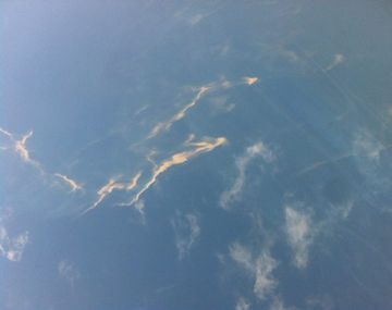 Hallan rastros de carburante en el mar mientras buscan el avión de Malasia