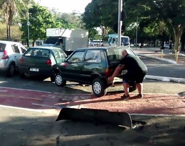 La reacción de un ciclista ante un auto