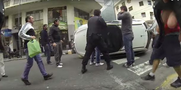 VIDEO: Viajaba en bicicleta y grabó un choque entre dos autos 