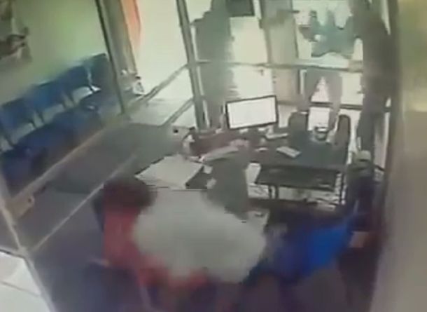 VIDEO: Entró a robar, se encontró con un policía y murió de un disparo