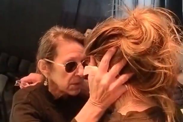 El emotivo gesto de la esposa de Indio Solari con una fan desconsolada: Yo le doy un beso de tu parte