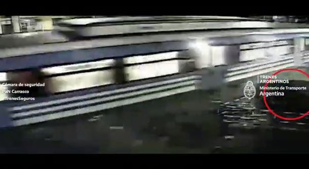 Fuerte video: un auto pasó con la barrera baja y se lo llevó puesto el tren en Flores