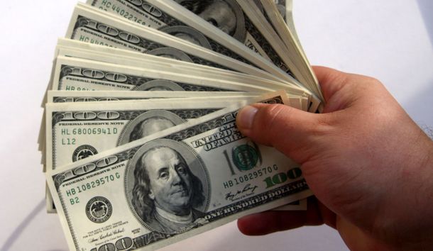 ¿Conviene dejar dólares depositados en los bancos?