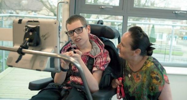 Hola mamá fueron las primeras palabras de un chico discapacitado después de 16 años