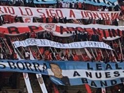 La dedicatoria de la hinchada de River a Latorre La dedicatoria de la hinchada de River a Latorre