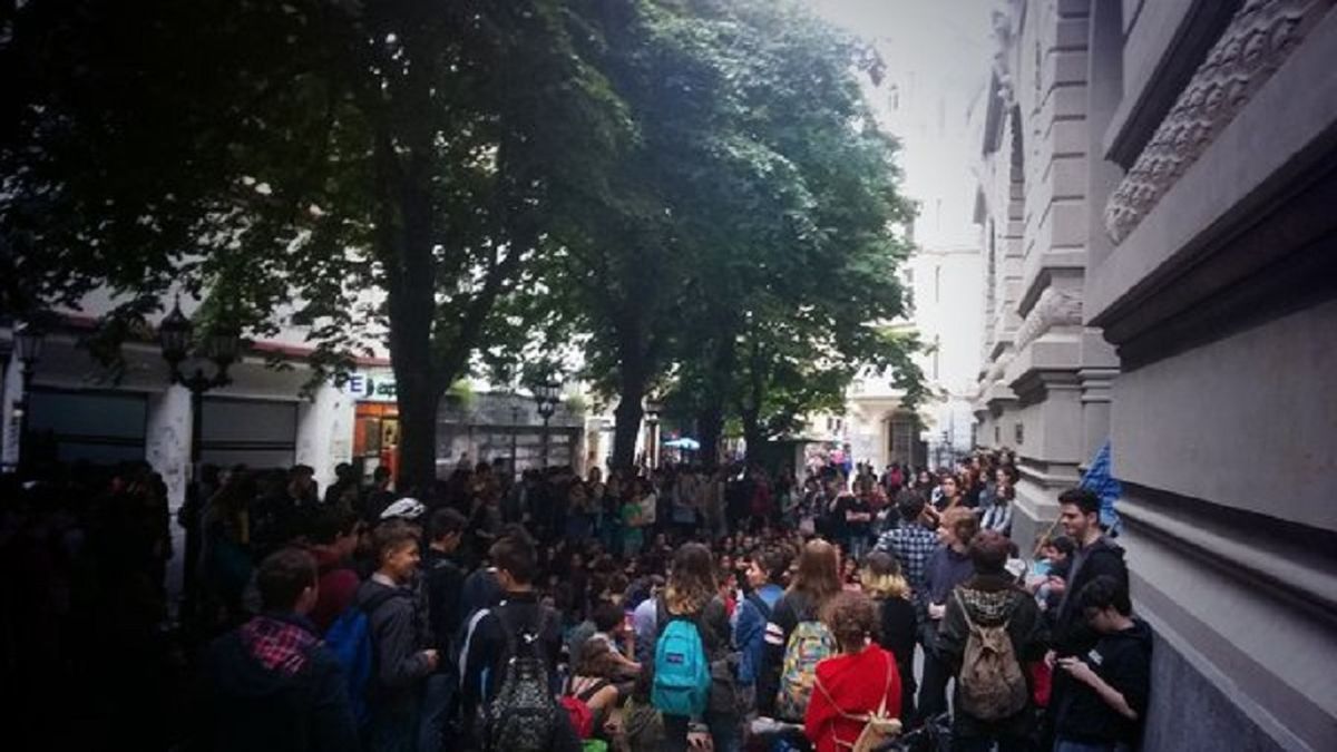 Toma en el Colegio Nacional Buenos en rechazo al sistema de materias libres