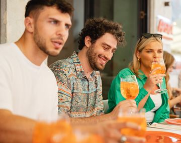 Fiesta de la bebida de moda con entrada gratis