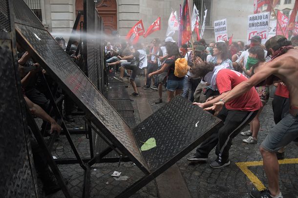 En medio de fuertes protestas, la Legislatura porteña creó la UniCABA para formación docente