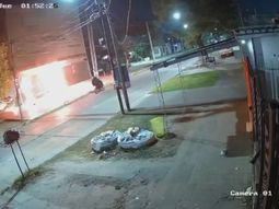 ataque con bombas molotov a un colegio en villa ballester: investigan a dos sospechosos
