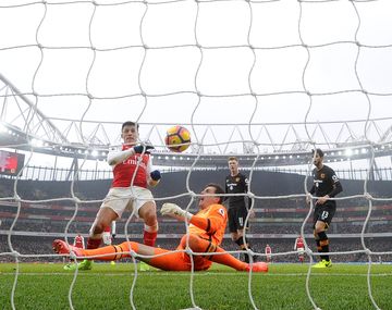 Pese a la protesta de los rivales, el árbitro convalidó el gol