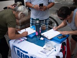 Economistas y autoridades del gobierno advierten por el prejuicio que puede tener para Uruguay la reforma constitucional impulsada por el PIT-CNT. Economistas y autoridades del gobierno advierten por el prejuicio que puede tener para Uruguay la reforma constitucional impulsada por el PIT-CNT.