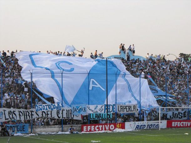 Un apuñalado en un nuevo cruce entre barrabravas