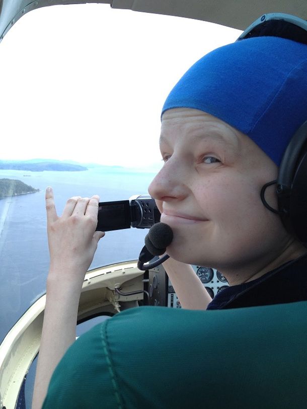 Alice se dio el gusto de volar en la cabina del piloto