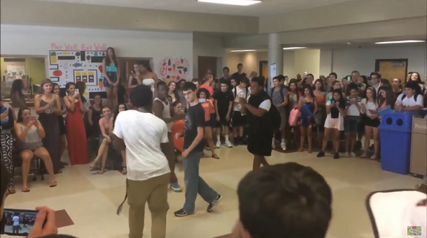 Las apariencias engañan: lo cargaban en una batalla de baile, pero sorprendió