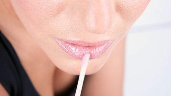 Prohiben el uso de un brillo labial Prohiben el uso de un brillo labial