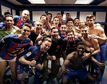 El celular de Messi en alto y, del otro lado, Neymar