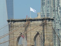 misterio: ¿por que aparecieron izadas dos banderas blancas en el puente brooklyn? misterio: ¿por que aparecieron izadas dos banderas blancas en el puente brooklyn?