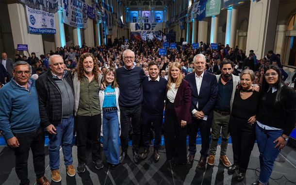 Axel Kicillof y equipo en el Pasaje Dardo Rocha de La Plata. Axel Kicillof y equipo en el Pasaje Dardo Rocha de La Plata.