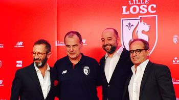 El DT argentino, junto a los directivos del Lille El DT argentino, junto a los directivos del Lille