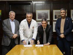 El jefe de Gobierno de la Ciudad, Jorge Macri, junto al rector de la UBA, Ricardo Gelpi, y firmando, el ministro de Salud porteño, Fernán Quiros, y el director del Hospital de Clínicas, Marcelo Melo. El jefe de Gobierno de la Ciudad, Jorge Macri, junto al rector de la UBA, Ricardo Gelpi, y firmando, el ministro de Salud porteño, Fernán Quiros, y el director del Hospital de Clínicas, Marcelo Melo.