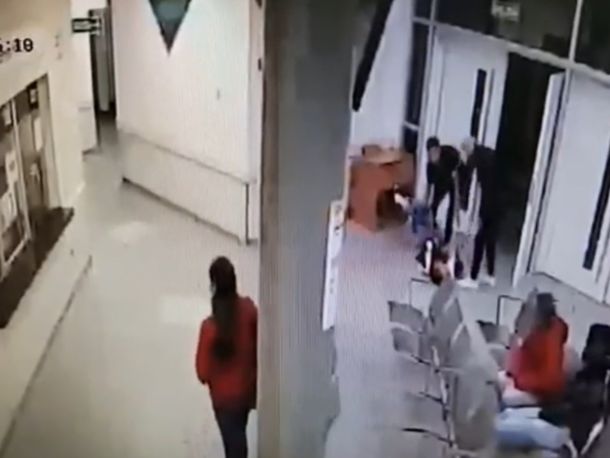 Video: así abandonaban a un delincuente baleado en el Hospital Penna