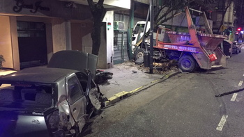 otra vez un camion: volquetero embistio un auto, una moto y se incrusto en un local otra vez un camion: volquetero embistio un auto, una moto y se incrusto en un local