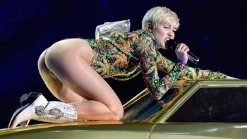 Miley, con su osado look anterior: traje cavado y hojas de cannabis Miley, con su osado look anterior: traje cavado y hojas de cannabis