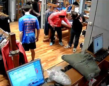 Dos delincuentes armados asaltaron un local de ropa, amenazaron a clientes y a una empleada. Foto: 0221.