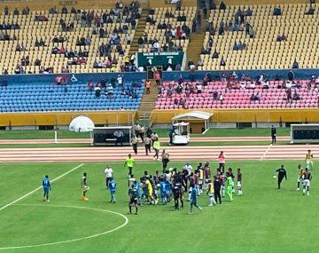 Video: hinchas de Deportivo Quito invadieron la cancha y agredieron al árbitro 