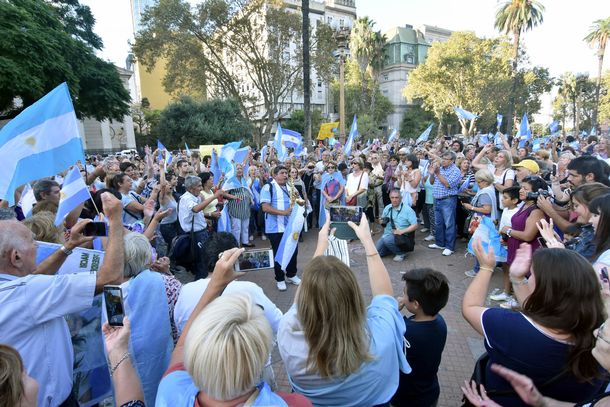Marcha en Plaza de Mayo y en varias ciudades a favor del gobierno de Macri