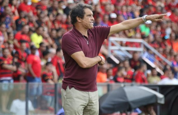 Nunca visto: un alcanzapelotas le robó el celular a un DT en pleno partido...¡y lo descubrieron!